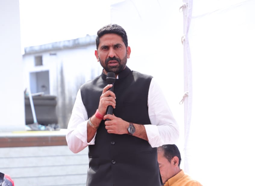 ManishYadavIn's tweet photo. गत दिवस बस्सी निवासी भाई अभिषेक मीणा (पूर्व अध्यक्ष, राविवि लॉ कॉलेज) के पूज्य पिता एवं पूर्व सरपंच स्व. श्री जगदीश मीणा जी की पुण्य स्मृति में हर वर्ष आयोजित होने वाले विशाल रक्तदान शिविर में उपस्थित होकर श्रद्धासुमन अर्पित किए तथा सभी रक्तदाताओं का उत्साहवर्धन किया।

इस प्रेरणादायी सामाजिक पहल में नेता प्रतिपक्ष श्री @TikaRamJullyINC जी, जिला अध्यक्ष श्री @gopalmeenainc जी एवं बस्सी विधायक श्री लक्ष्मण मीणा जी भी सम्मिलित रहे।