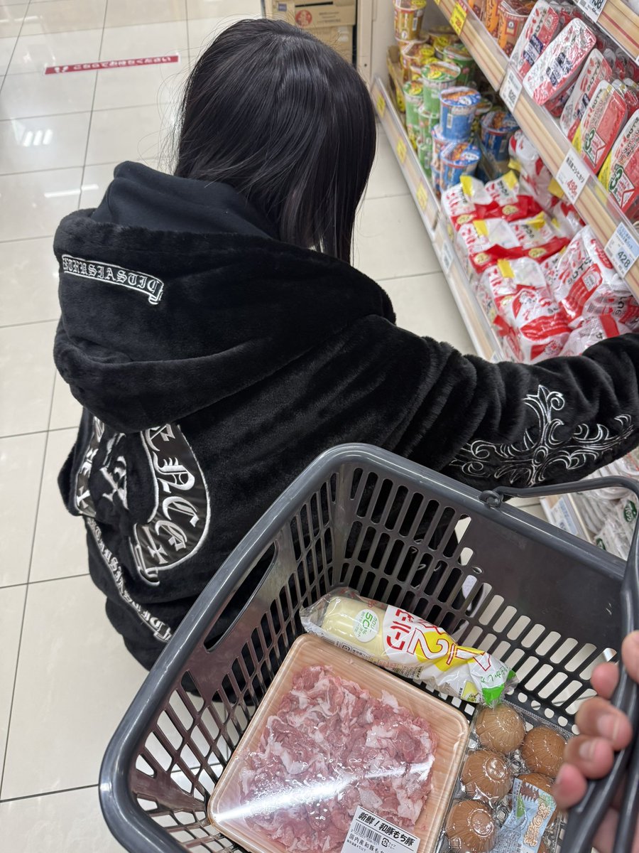 仕事終わって2人で買い物🛒
今日はご飯作ってもらえるの幸せ過ぎる☺️

にゅくすのみんなリーグ戦ふぁいと〜！