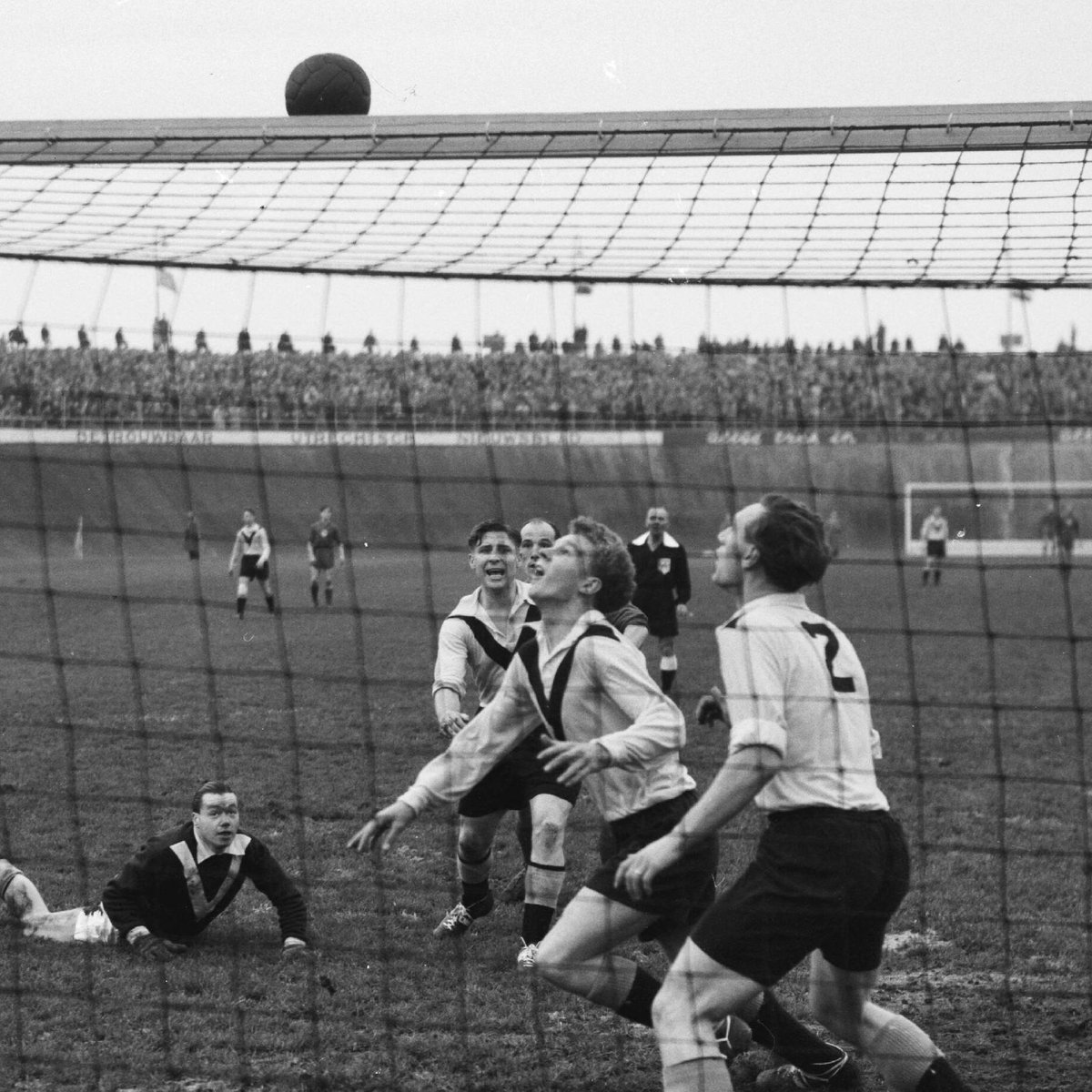 71 jaar geleden begon officieel het betaald voetbal in Nederland. Onder andere met de wedstrijd DOS - BVC Amsterdam in Stadion Galgenwaard.