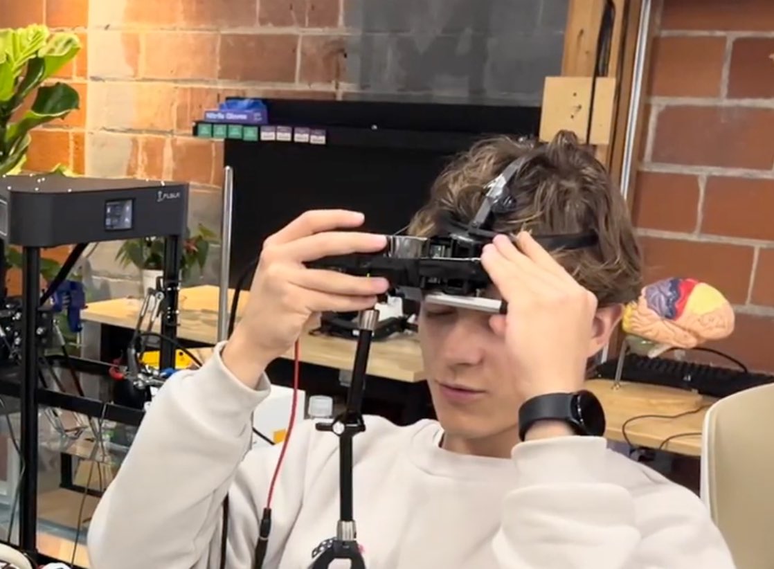 DevOpsPink's tweet image. Wanna one day smell The Witcher 3?

Velen swamps, ghoul breath, drowners at low tide, Geralt’s cursed potions?🔥

Engineers just learned to zap smells into the brain. It’s only 4 scents now - but the future smells insane 😂

Link in comments 🔥

#AI #Tech #Neurotech #VR