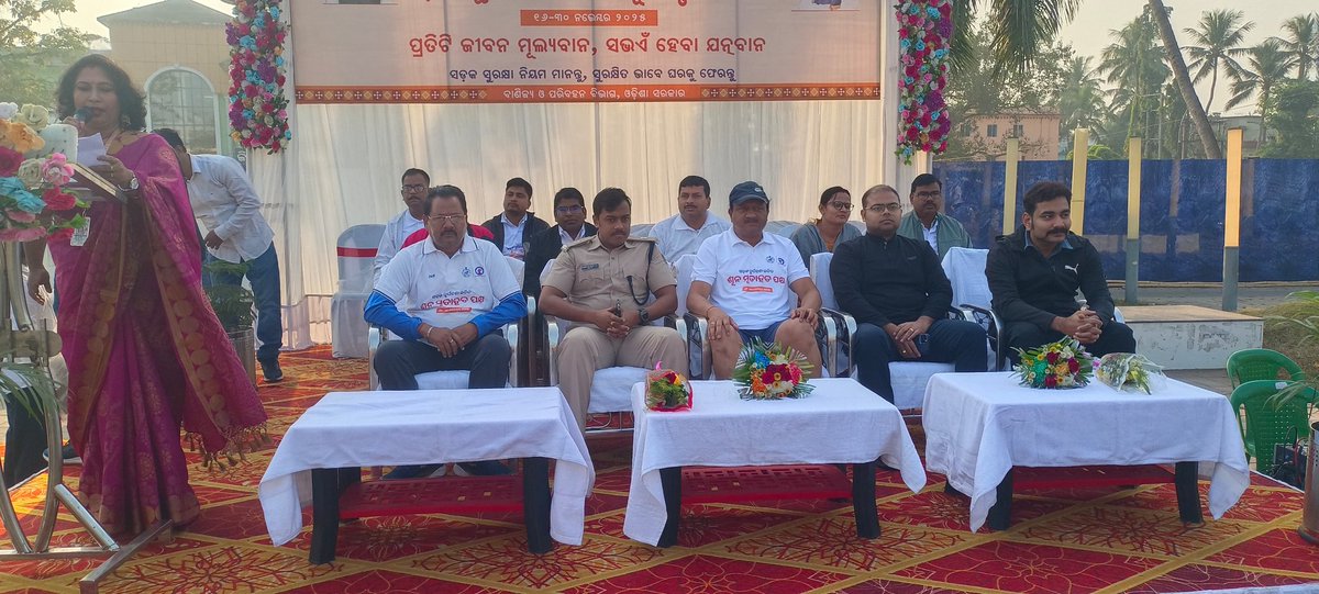 SpBhadrak's tweet photo. Road Safety #Cyclothon was organized on the eve of Zero Fatality Fortnight (ZFF) in Bhadrak, in presence of Collector Bhadrak, senior police officers &amp; other dignitaries Promoting safe travel &amp; prevention of accident across the district.

#ZeroFatalityFortnight https://t.co/HlPCuEEXwJ