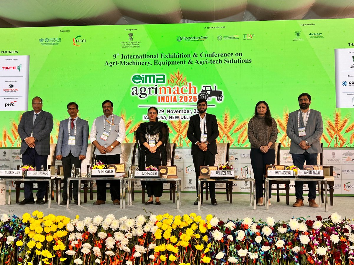 Eima_Agrimach's tweet photo. A moment of appreciation! Sh. V.N. Kale, Additional Commissioner (M&amp;T), Ministry of Agriculture, honoured all speakers with mementos for their contributions to the session.

#EIMAAgrimach2025 https://t.co/fTQh74pNJF
