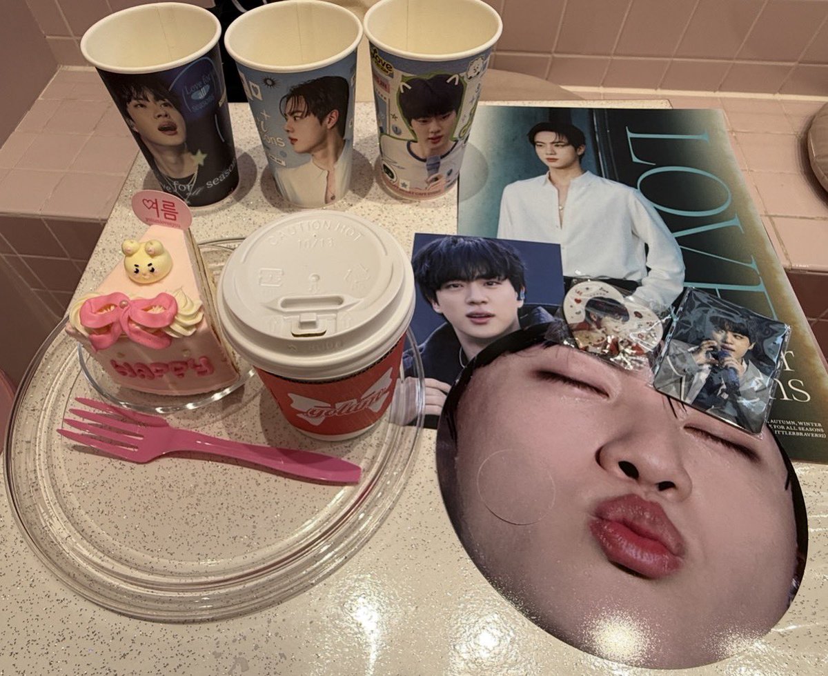 lemonad_001390's tweet image. ジンくんセンイル🎂
cafe yolumさんにお邪魔してきました！

#BTS #ジン🐹
@ALittleBraver92 様
@ALB92_JP I#
@yolumlovesyou 様

素敵な空間✨&amp;amp;写真🥰
ありがとうございました❣️

ケーキ🍰も美味しかったです
ジンくんに囲まれて幸せでした💜