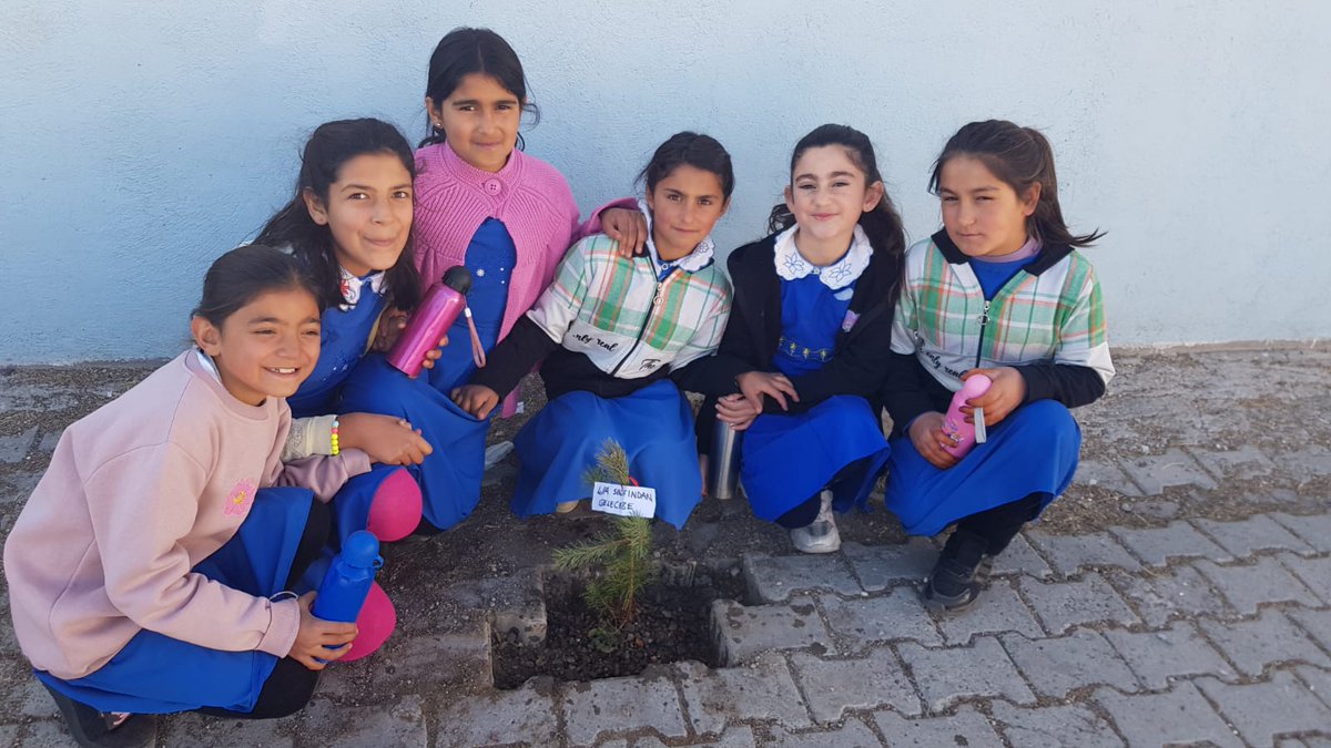 Bugün okulumuzda ağaçlandırmanın önemine dikkat çekerek öğrencilerimizle birlikte fidan dikimi gerçekleştirdik. Her fidan bir umut, her fidan geleceğe nefes. 🌱🌲

<a href="/tcmeb/">Millî Eğitim Bakanlığı</a>
<a href="/agrimem/">AĞRI MEM</a>
<a href="/hasan_kokrek/">Hasan Kökrek</a>
<a href="/Diyadin004/">DİYADİN KAYMAKAMLIĞI</a>
<a href="/diyadinmem/">Diyadin İlçe Milli Eğitim Müdürlüğü</a>
<a href="/remzi0479/">Remzi Işık</a>