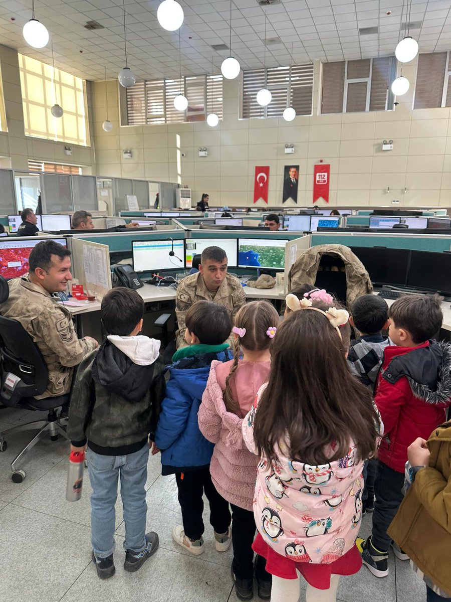 Mardin112acm's tweet image. 112 Acil Çağrı Numarası tanıtım faaliyeti kapsamında kurumumuzu ziyaret eden Artuklu Sevgi Anaokulu (6.grup) öğrencilerine acil durumda 112’nin tek numara olduğu anlatıldı ve 112 temalı promosyonlar dağıtıldı. @TC_icisleri @Mardin_Valiligi @iletisim @illeridaresi @112teknumara