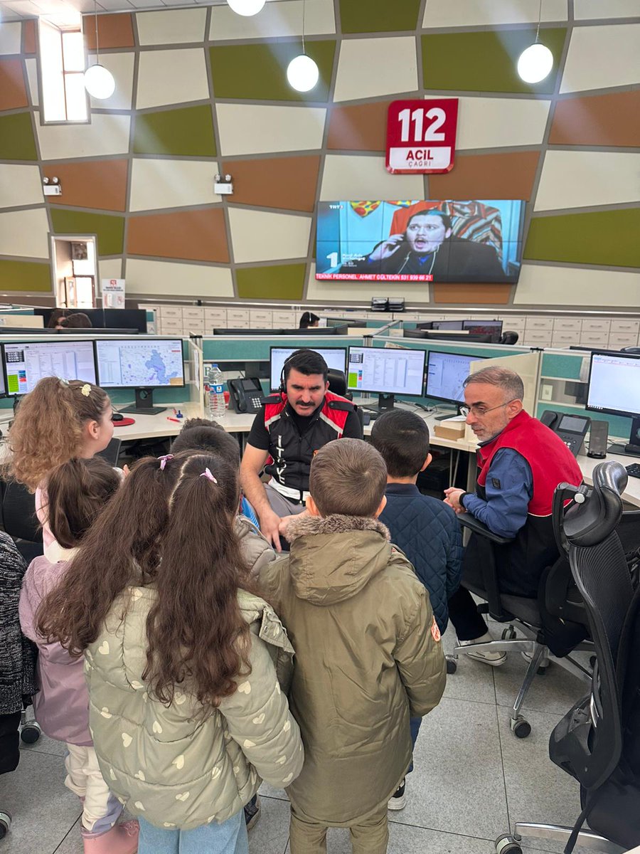 Mardin112acm's tweet image. 112 Acil Çağrı Numarası tanıtım faaliyeti kapsamında kurumumuzu ziyaret eden Artuklu Sevgi Anaokulu (6.grup) öğrencilerine acil durumda 112’nin tek numara olduğu anlatıldı ve 112 temalı promosyonlar dağıtıldı. @TC_icisleri @Mardin_Valiligi @iletisim @illeridaresi @112teknumara