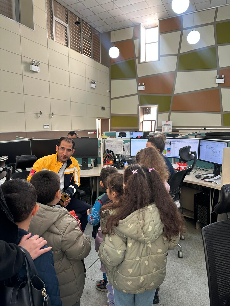 Mardin112acm's tweet image. 112 Acil Çağrı Numarası tanıtım faaliyeti kapsamında kurumumuzu ziyaret eden Artuklu Sevgi Anaokulu (6.grup) öğrencilerine acil durumda 112’nin tek numara olduğu anlatıldı ve 112 temalı promosyonlar dağıtıldı. @TC_icisleri @Mardin_Valiligi @iletisim @illeridaresi @112teknumara