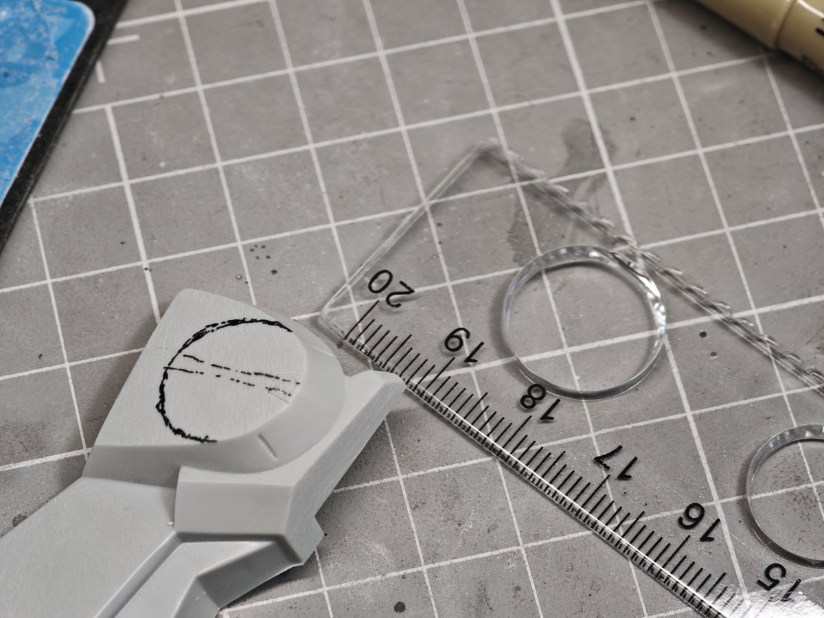 線引きが終わって気づいたのですが、定規の上の丸い穴は私が描いた円の大きさと同じです...

#ガンプラ  #gunpla