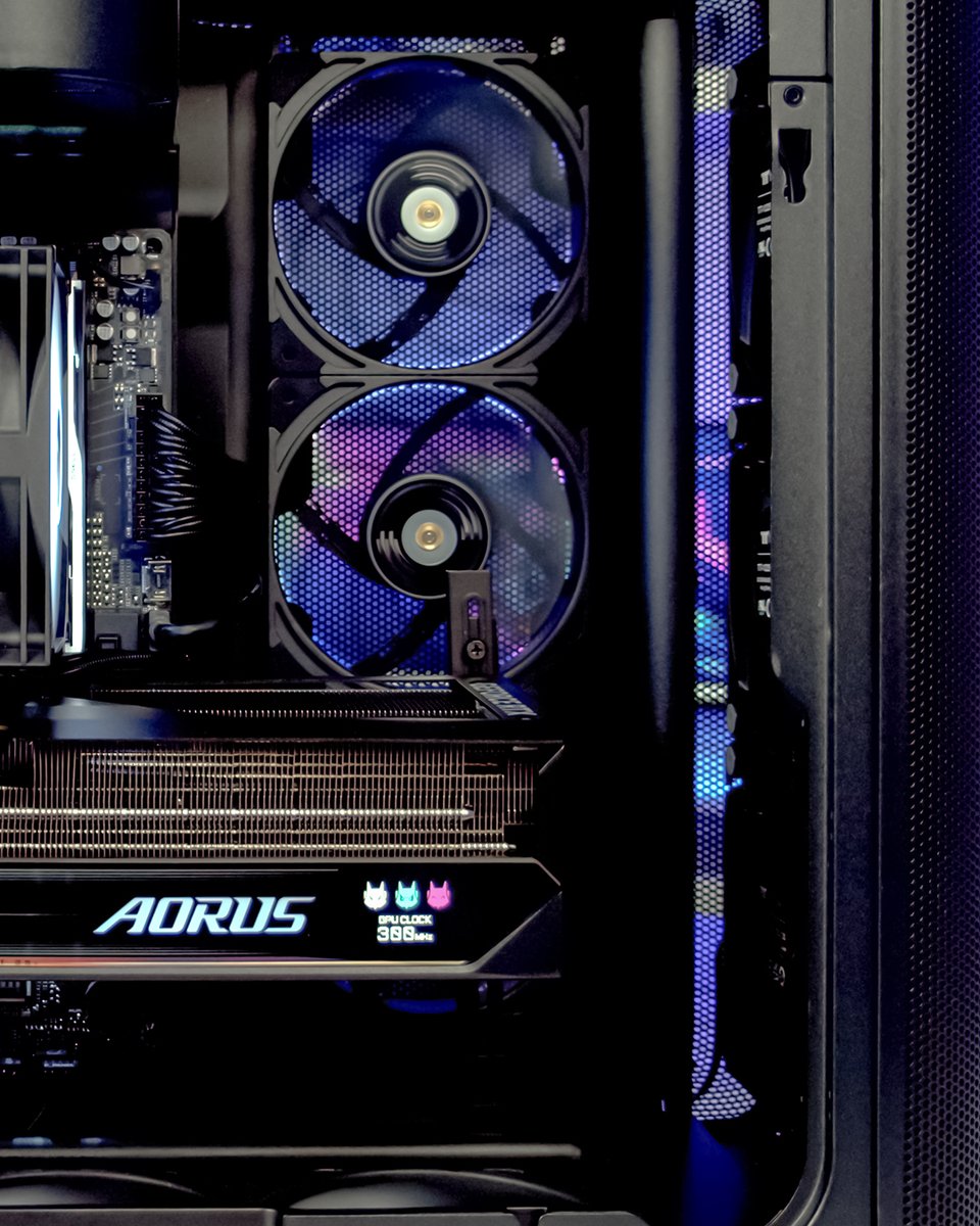 GIGABYTE_DE's tweet image. GIGABYTE AORUS AERO GAMING POWER 😎

GIGABYTE AORUS B850 AORUS ELITE WIFI7
GIGABYTE GeForce RTX 5070 Ti MASTER

Dank an 💘🛠📸🎥💻: @ christopherflannigancomputers @ aorus_uk 

#GIGABYTE #AORUS #pcbuild #hyte #games #custompc
