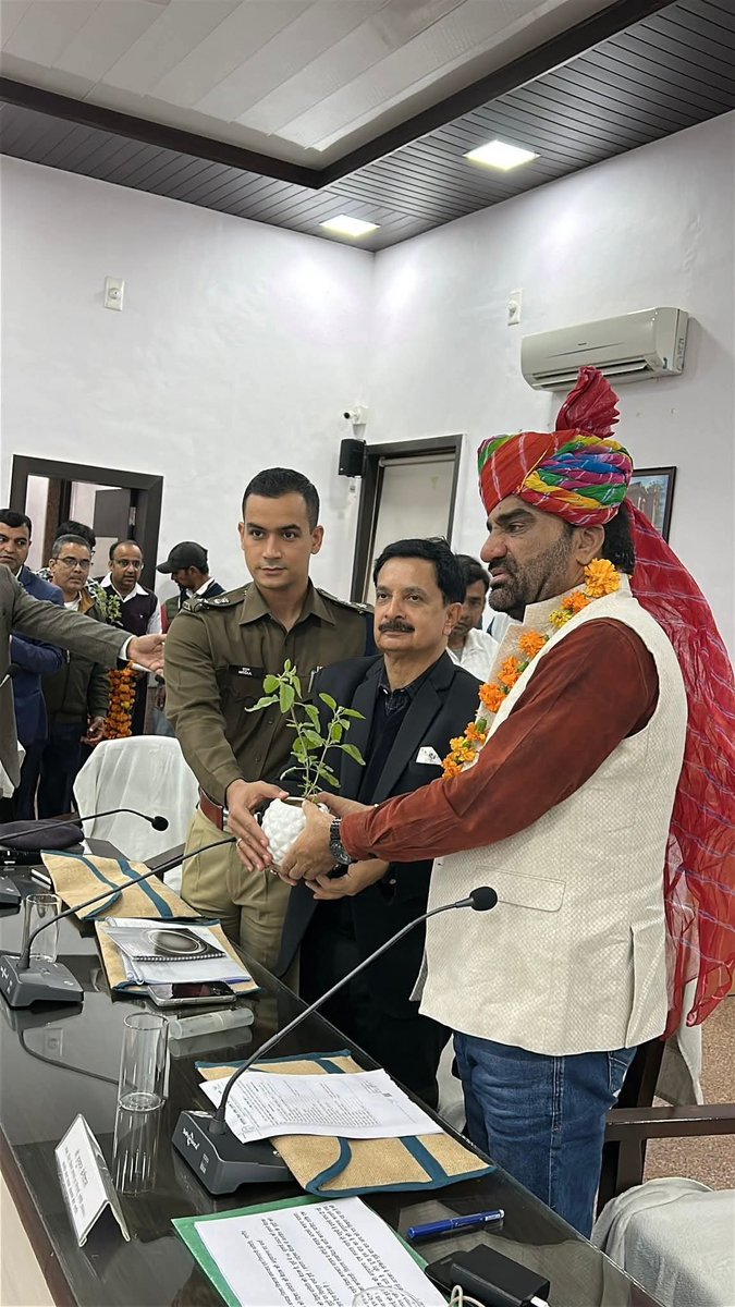 JSMedia336533's tweet photo. नागौर सांसद हनुमान बेनीवाल दिशा समिति की बैठक में पहुंचे। SP मृदुल कच्छवाहा भी उपस्थित हैं 
वृक्ष पेड़ भेंट स्वागत सत्कार अभिनंदन।
धन्यवाद आभार ....
#jasnathji_sandesh
#hanuman 
#nagaur
#spमृदुलकच्छावा
#jsmedia https://t.co/RNYau8lZgX