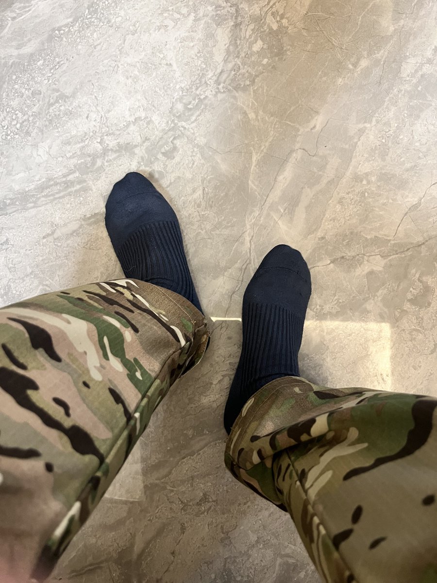 William_Xala's tweet photo. 空军小麦捂脚，全是汗 https://t.co/qIfgco9ybB
