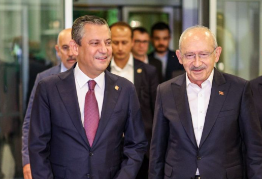 Özgür Özel'den Kemal Kılıçdaroğlu'na:  

“Tüm partiyle kucaklaşmak istiyoruz ama bazen kirpiyle kucaklaşamazsınız.”