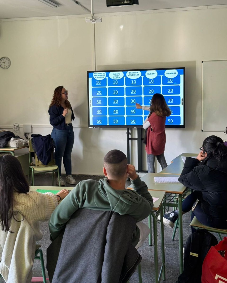 ✨Junto a las OIJ realizamos una sesión informativa en IES Barrio Bilbao acompañada de un juego para conocer de manera amena y divertida  todos los recursos y servicios que el Departamento de Juventud pone a disposición de los jóvenes🥰

#MadridEsJoven <a href="/MadridJuventud/">Madrid Juventud</a>