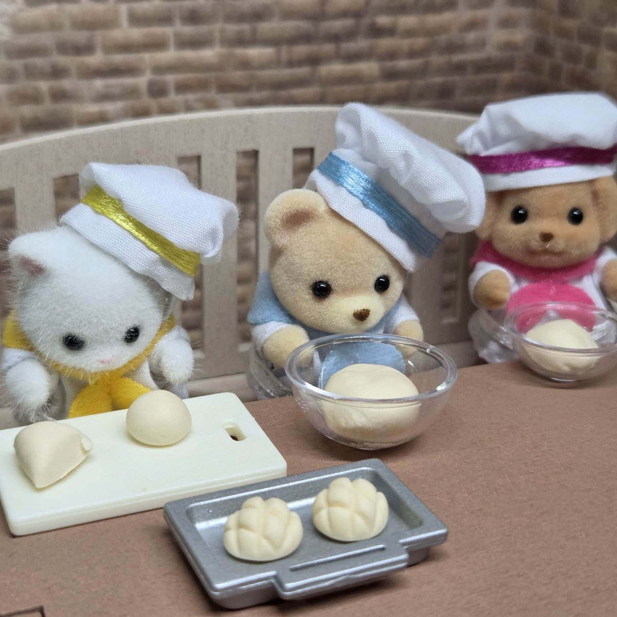 AtelierK14's tweet photo. デザフェスで売り切れたパンを作るのに、助っ人が現れたのでご報告します！
見てください、あのねこちゃんの真剣な顔つき、そしてキメ顔のプードルちゃん！
そして応援してる現場監督のうさぎちゃん！笑
パン作り頑張ります😊
12/20~21 #てづバ に出店します！
今年最後のイベントです！ https://t.co/rpfykLrA9Z