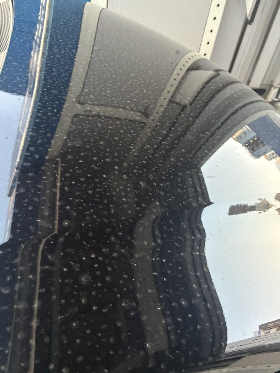 javaoffcial's tweet photo. 少し分かりにくいですが。
黄砂が付着した状態の車体に雨が当たると、黄砂が固まり、車の塗装面に傷やシミの原因となります！
なるべく早く洗車がオススメです！

ちなみに黄砂の汚れにはノーブラシ洗車やスプレーの洗車機がオススメです👍 https://t.co/7QoAXEhgi4