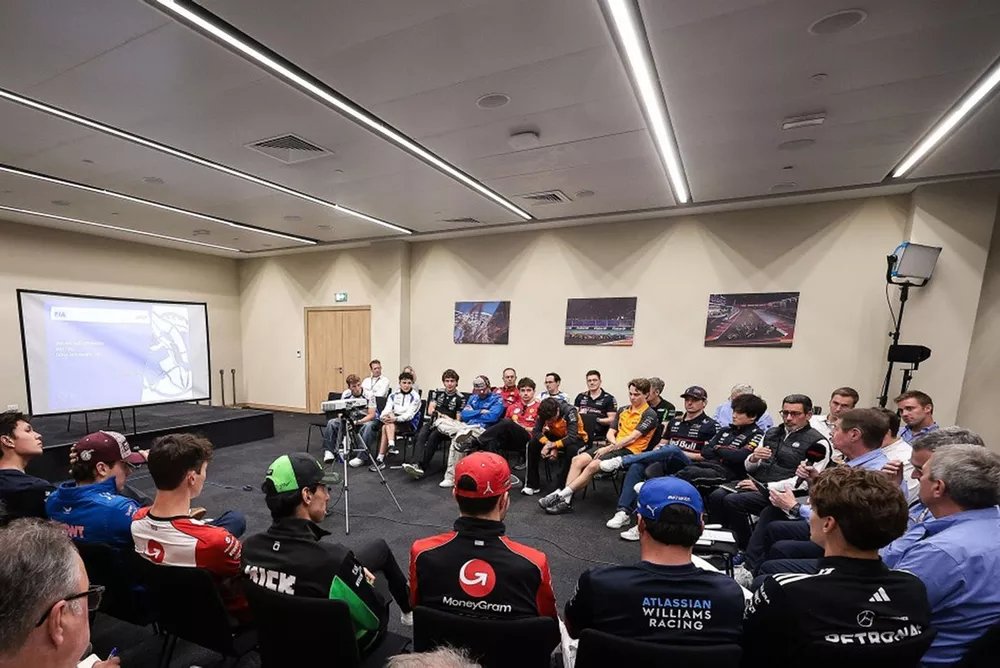 Nachez98's tweet image. 🤝 Ayer se produjo una reunión entre pilotos y FIA como consecuencia de la sanción a Piastri en Brasil

🔄 Finalmente han llegado a un acuerdo: las directrices cambiarán a partir de la próxima temporada. No se regirán por quien tiene el coche por delante en la curva y ese tipo de…