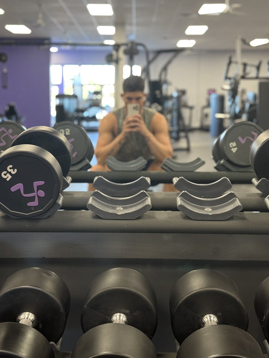 Milkeymouse08's tweet photo. If we keep making eye contact, you owe me a workout partner session https://t.co/bPwnVXyCib