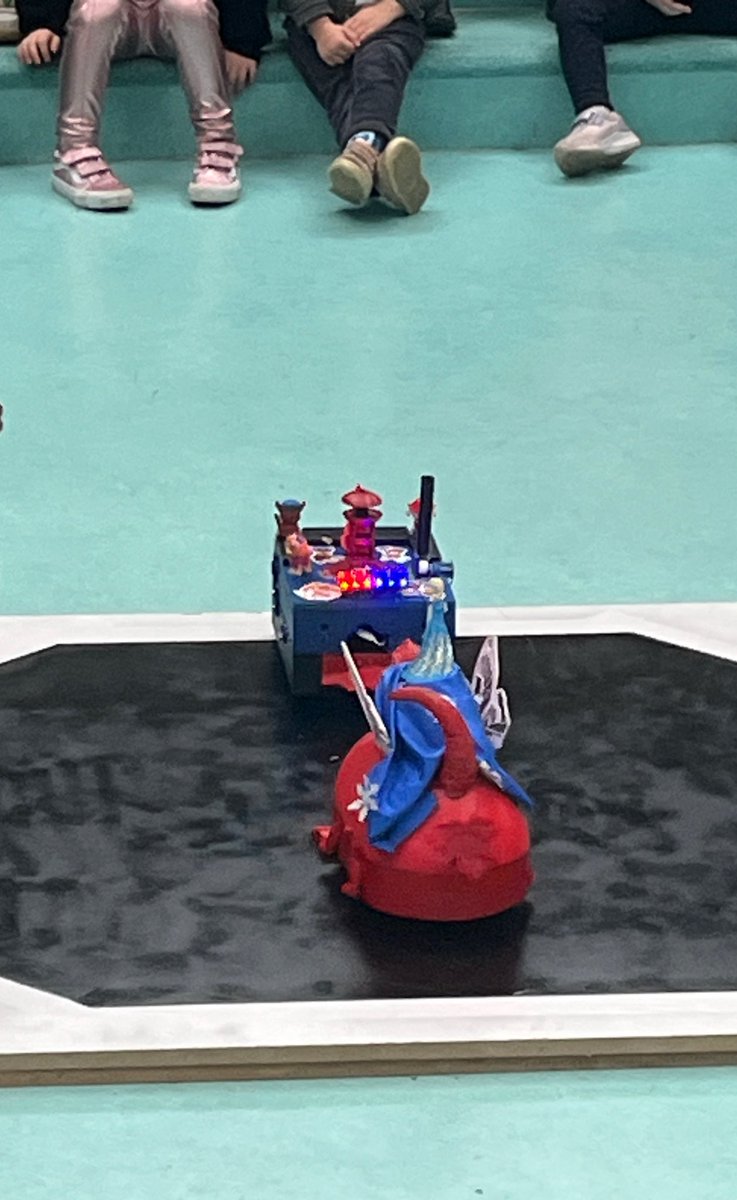 Numerique92's tweet image. Actualité à #Puteaux : Les élèves de MS/GS et CP ont conçu &amp;amp; programmé des robots #Sumobot 🤖 avec l’école d’ingénieur Mecavenir (Polytech Sorbonne).
Un partenariat qui a éveillé créativité, esprit d’équipe et découverte de la robotique !
Merci ! 
#ERUN92 #robotiquecollaborative