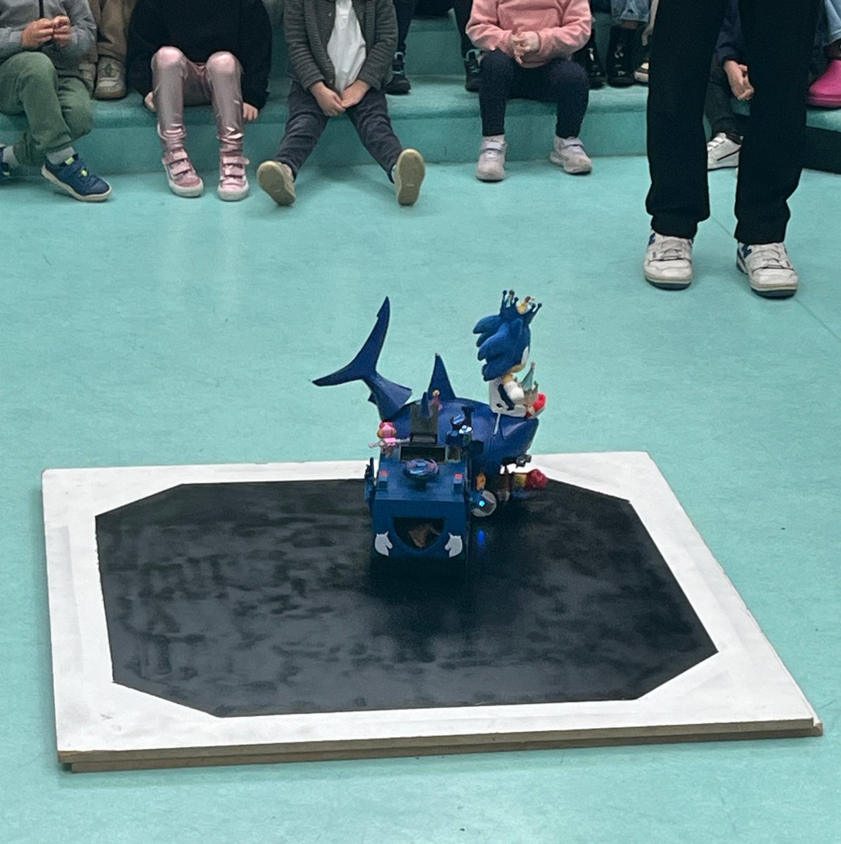 Numerique92's tweet image. Actualité à #Puteaux : Les élèves de MS/GS et CP ont conçu &amp;amp; programmé des robots #Sumobot 🤖 avec l’école d’ingénieur Mecavenir (Polytech Sorbonne).
Un partenariat qui a éveillé créativité, esprit d’équipe et découverte de la robotique !
Merci ! 
#ERUN92 #robotiquecollaborative