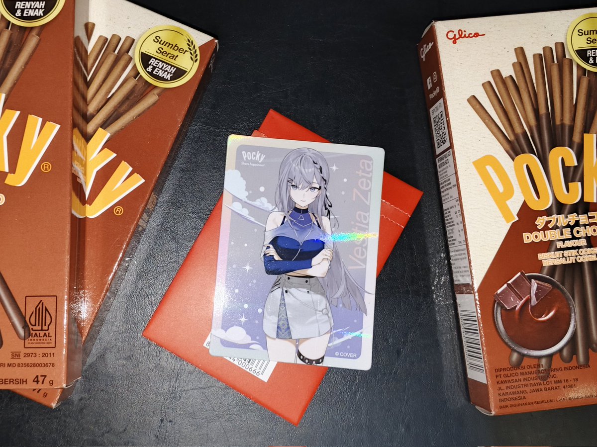 Uemi_Eris's tweet image. Trying to buy this once since it&apos;s limited I guess?
Hooo I got 1 from 4 rare holographic foil and it&apos;s #Zeta ❤️
Wow talking about luck ❤️
#HololiveID #Pocky