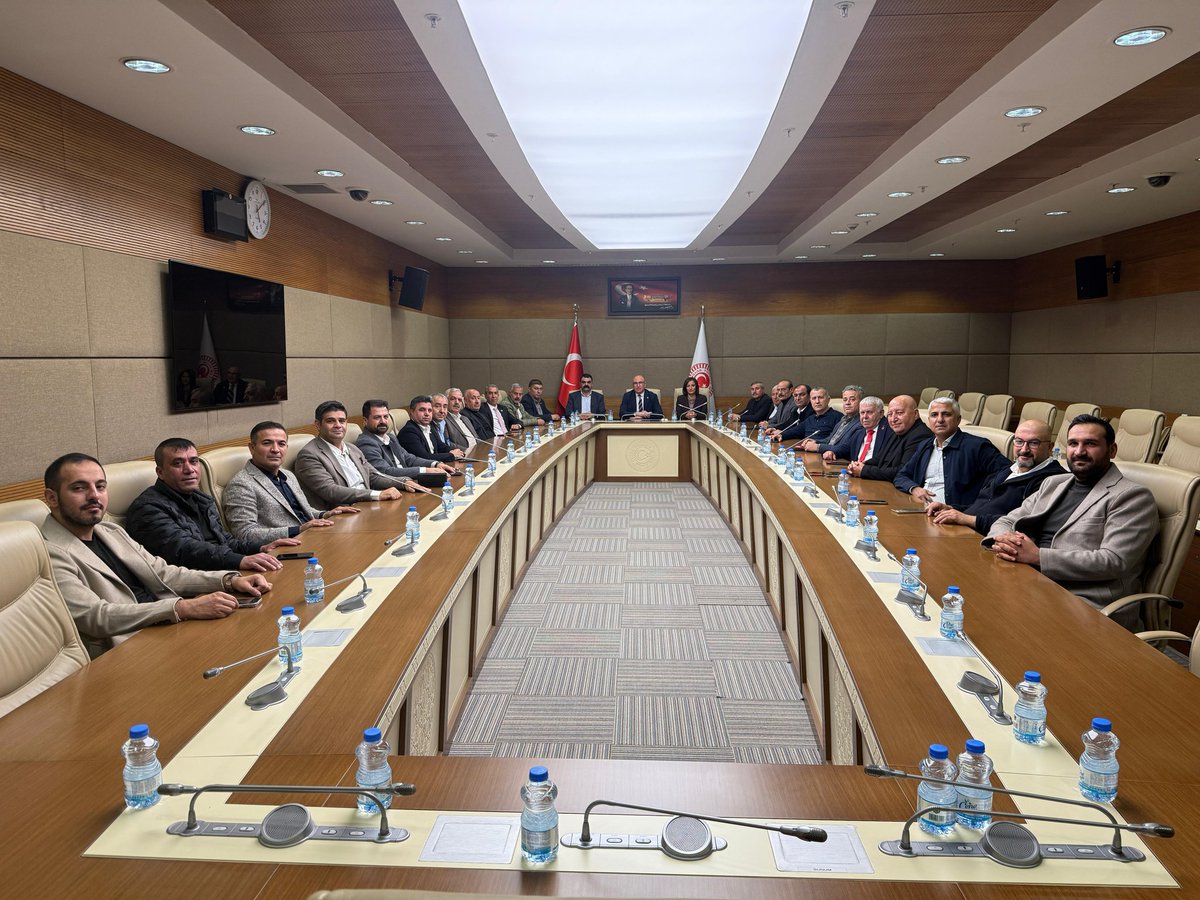 Siyasetçiler dile getirir, devlet yapar; çünkü yapılan hiçbir hizmet bir lütuf değildir.

Viranşehir ilçemizin tüm sorunlarını tek tek tespit ettik; Şanlıurfa Milletvekilimiz Sn. Mahmut Tanal ve İl Başkanımız Sn. Ferhat Karadağ ile birlikte kapsamlı bir rapor hâline getirerek,