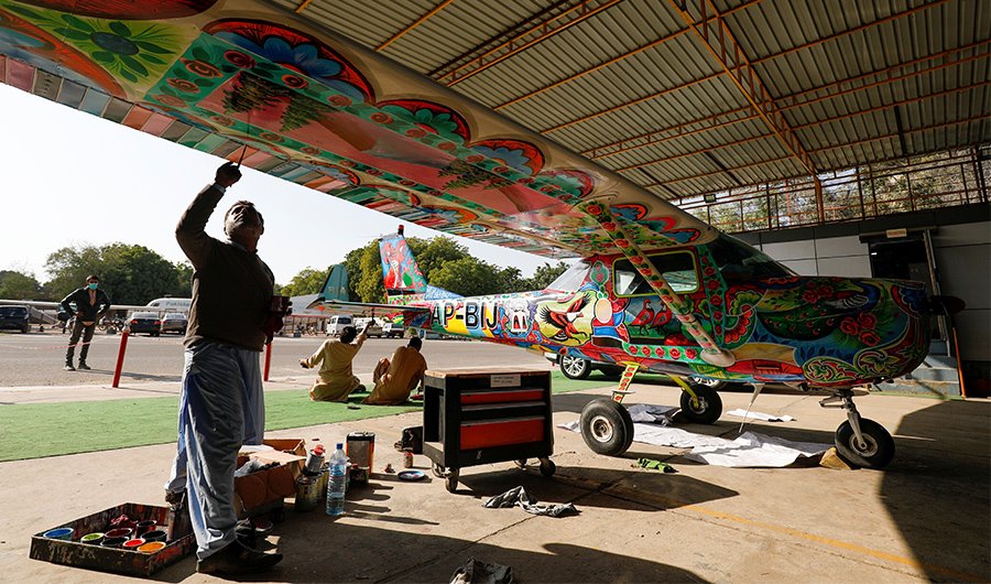 developingpak's tweet image. A Cessna-152 painted with the famous traditional Pakistani truck art.

"Main Bara Ho Kar AirBus Bano ga" 

#Cessna #Cessna152 #TruckArt #PakistaniTruckArt #Pakistan 🇵🇰
