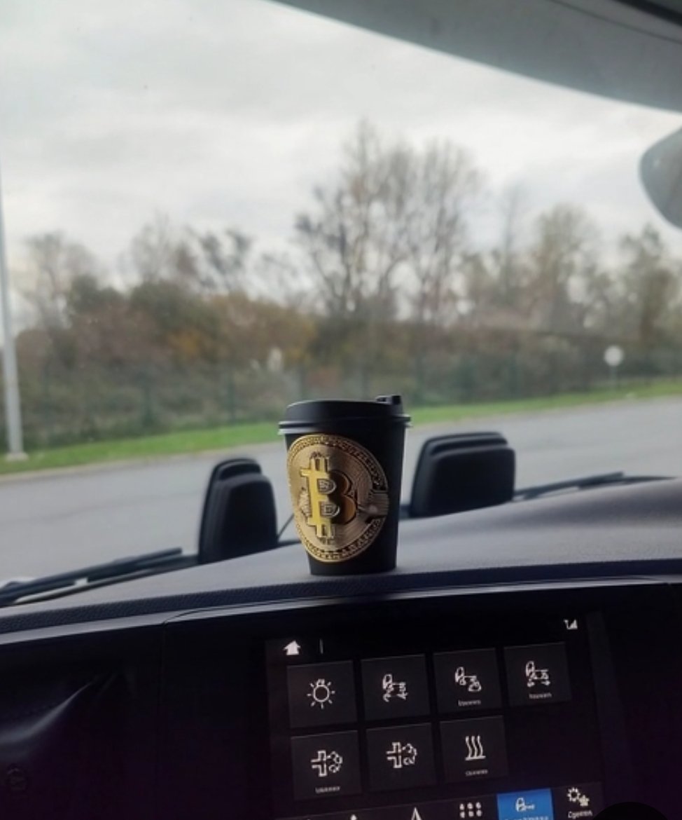 criptoworlduser's tweet image. 🐦‍🔥Good morning and happy Friday! A good coffee to energize you for the last day of the work week. 
Remember, it&apos;s Black Friday!

#Motivación #Viral #Trending #Gomining