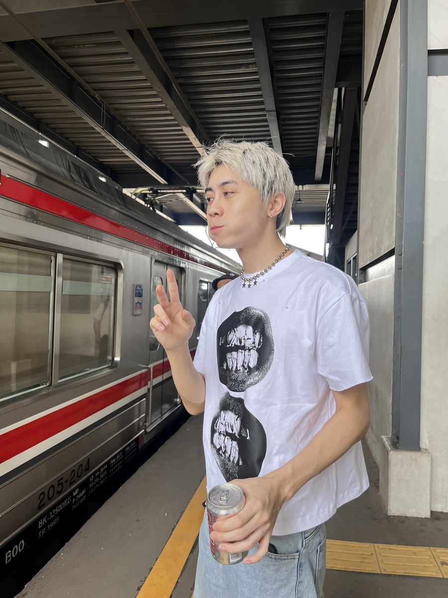 nindyyy tweet media