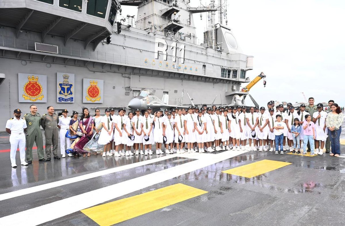 AIRNewsHindi's tweet image. भारत का पहला स्वदेशी विमानवाहक पोत #INSVikrant और युद्धपोत  #INSUdaygiri, 27–29 नवंबर तक होने वाले #SriLankaNavy International Fleet Review 2025 में भारत का प्रतिनिधित्व कर रहे हैं।

#BridgesofFriendship | #IndianNavy | #IndianNavyatSLN_IFR25 | #MaritimePartnerships | #SLN75 |