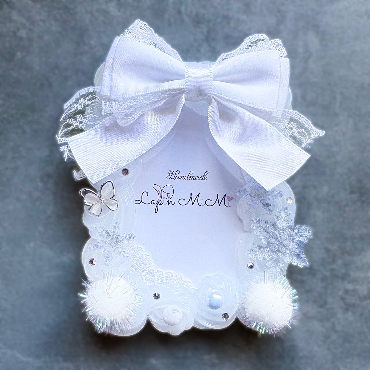 ウェディングのよーな白とクリアのきれいな
高見えトレカケースとマルチケースを
minneやBOOTHなどに販売しました𓂃 𓈒𓏸 𓋜 . *

純白でとても満足いく仕上がりに!!
トレカケースはリボンパーツがないので
今の所1点のみ販売となります… 
#ハンドメイド  #ホイップデコ #レジン  #推し活 
 #チェキ