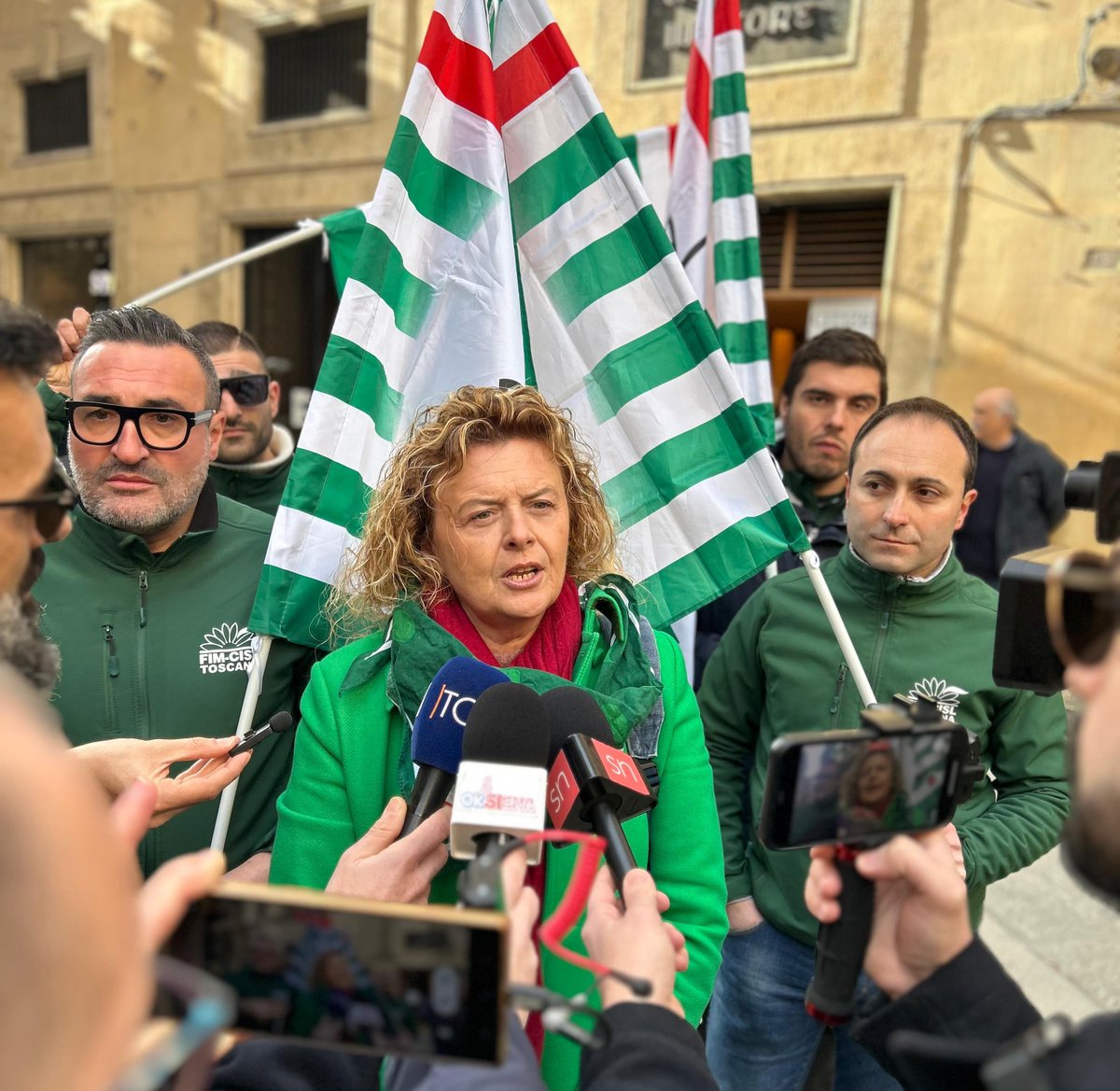 CislToscana's tweet photo. Solidarietà a #giornaliste e #giornalisti che oggi anche in #Toscana scioperano per il rinnovo del #contratto. La libera informazione non può essere piena se non sono garantite condizioni di lavoro giuste e dignitose, garantite dal contratto, per i giornalisti.
@asstampatoscana https://t.co/CpWTk4gCvA