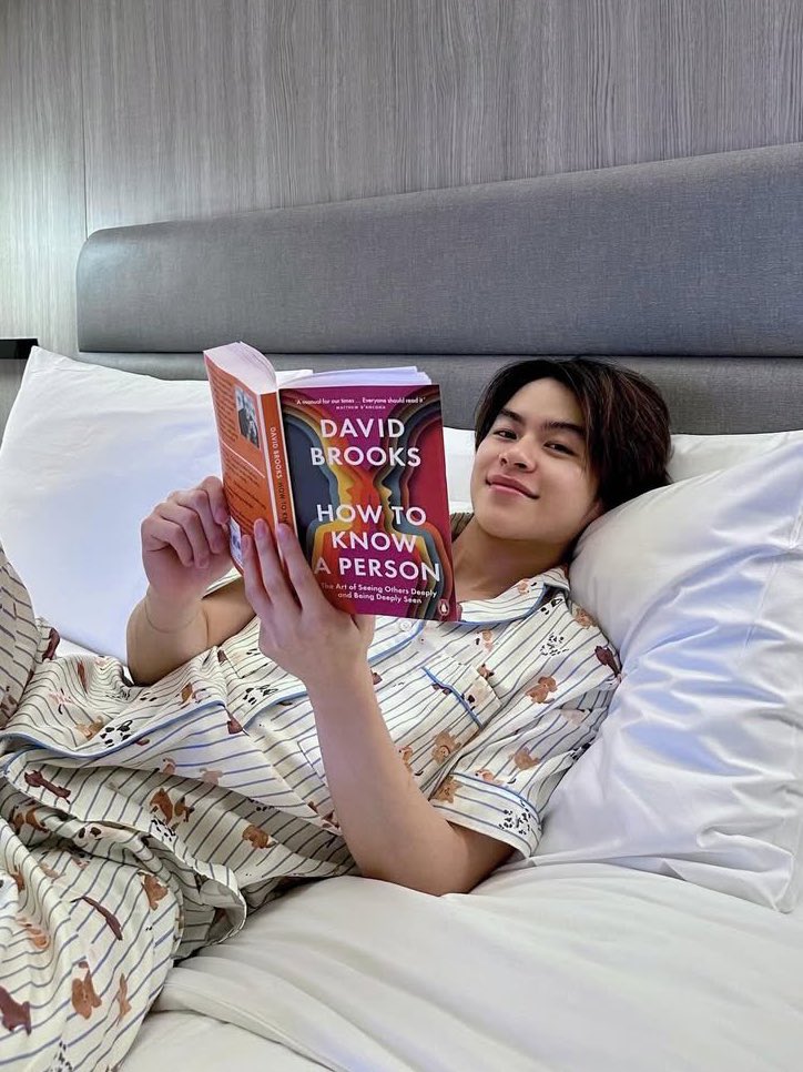 neliebunny's tweet image. ช่วงนี้มาร์คอ่านเล่มนี้อยู่สินะ หิ้วติดตัวไปบ่อยๆ

“How to Know a Person” เขียนโดย David Brooks

เล่มนี้พูดถึง “ศิลปะแห่งการเข้าใจคน”
 — วิธีมองให้ลึกกว่าภายนอก ฟังให้เป็น เข้าใจความรู้สึกเบื้องหลังคำพูด และสร้างความสัมพันธ์ที่มีความหมายมากขึ้นในชีวิตประจำวัน

ไม่ใช่how…