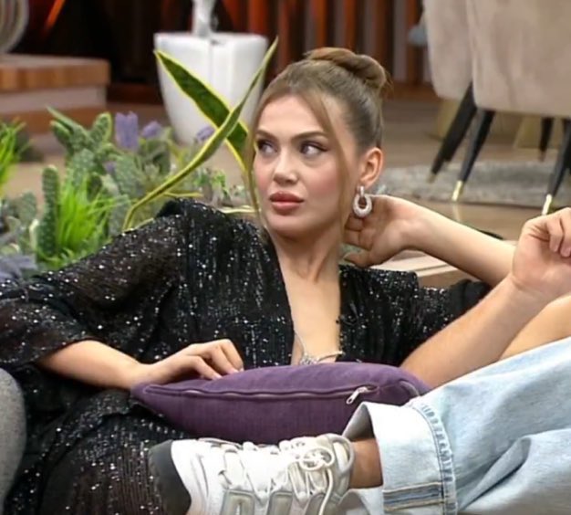 Ne kadar estetik yaptırırsan yaptır. İçindeki çirkinliği örtemiyorsun. Konuşma tarzın ve harektlerin çok ucuz. 
#kısmetseolur