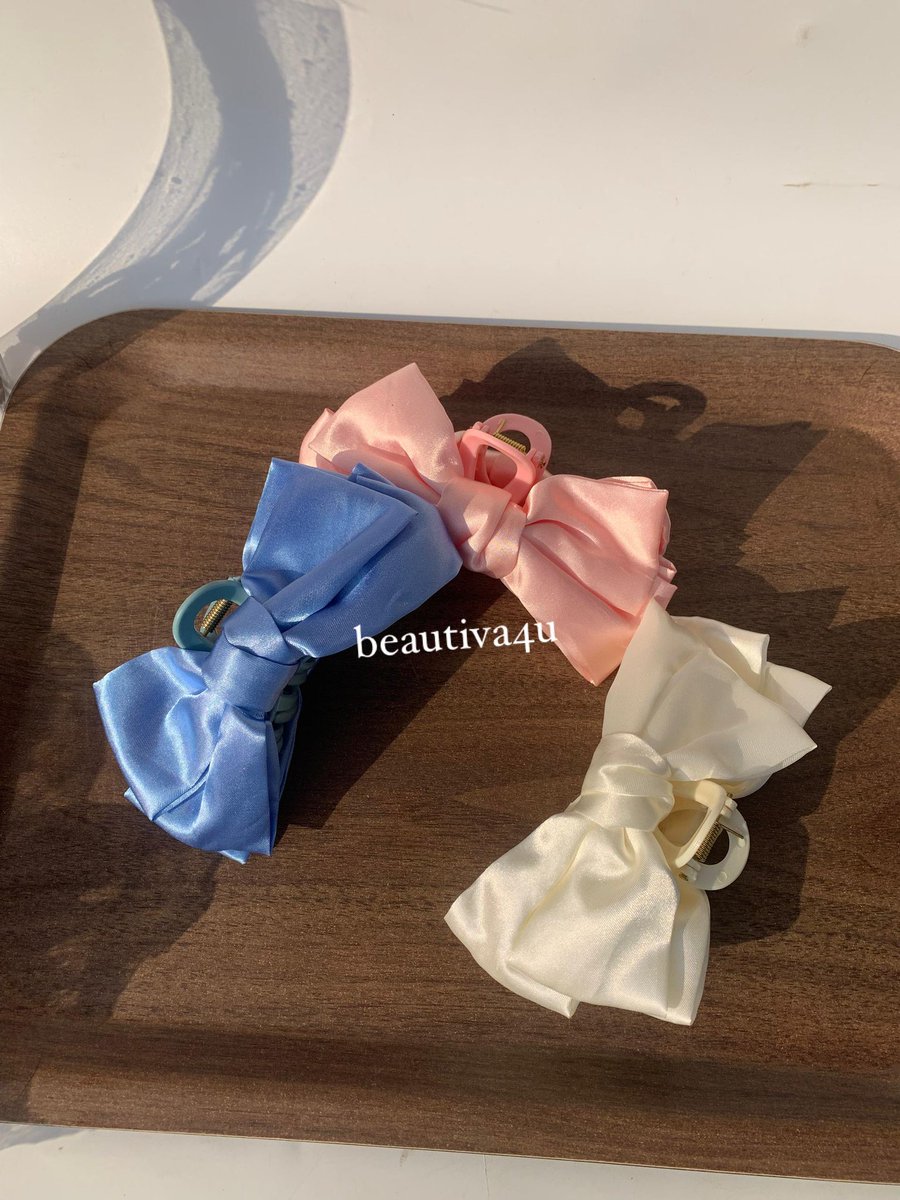 sheistoluwalope's tweet image. Pretty Designs of claw clips to shop 

F1- 2000 NGN
F2- 1350 NGN
F3- 2500 NGN

Don’t forget to shop during our sales!🥳
7 days to go🤩
📍Ibadan
🚚 Nationwide delivery