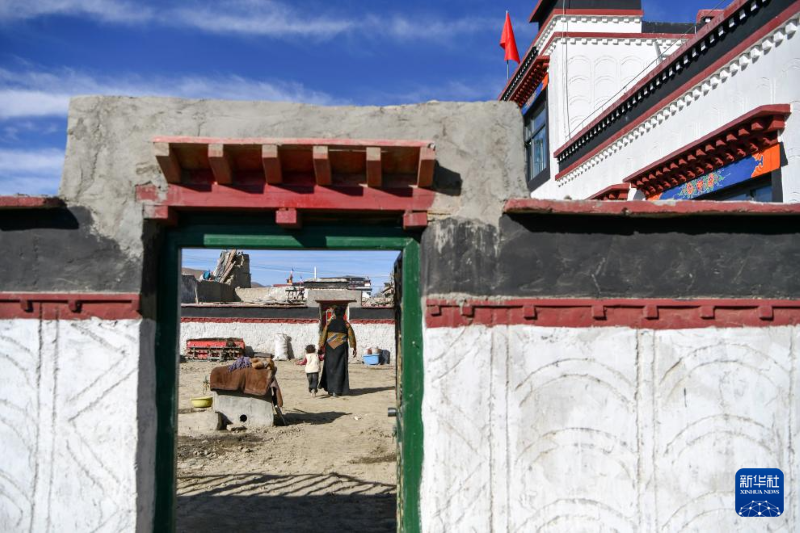 french_renmin's tweet image. #Xizang : au pied du #Qomolangma, les sinistrés s’installent dans leurs nouveaux foyers.
Dans le comté de Dingri, plus de 22 000 maisons reconstruites et 10 500 rénovées après le séisme sont désormais prêtes, permettant aux habitants d’affronter l’hiver au chaud.