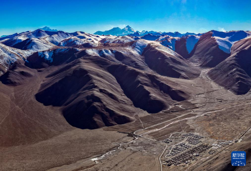 french_renmin's tweet image. #Xizang : au pied du #Qomolangma, les sinistrés s’installent dans leurs nouveaux foyers.
Dans le comté de Dingri, plus de 22 000 maisons reconstruites et 10 500 rénovées après le séisme sont désormais prêtes, permettant aux habitants d’affronter l’hiver au chaud.