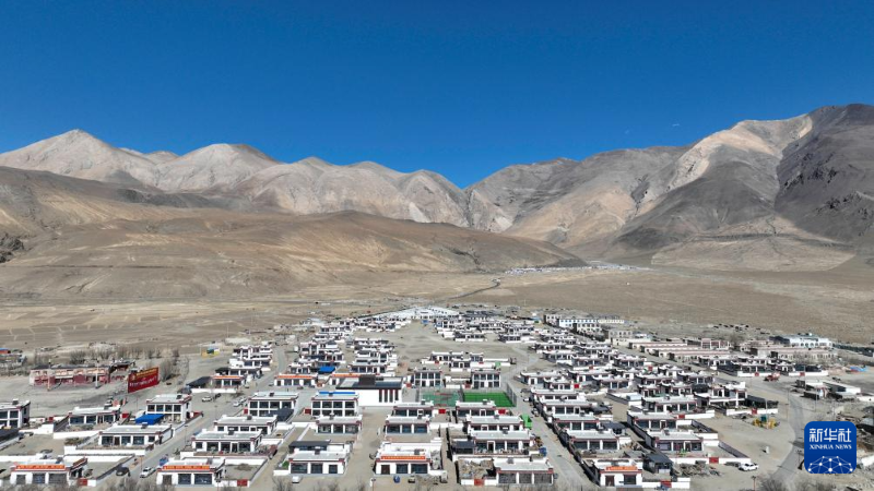 french_renmin's tweet image. #Xizang : au pied du #Qomolangma, les sinistrés s’installent dans leurs nouveaux foyers.
Dans le comté de Dingri, plus de 22 000 maisons reconstruites et 10 500 rénovées après le séisme sont désormais prêtes, permettant aux habitants d’affronter l’hiver au chaud.