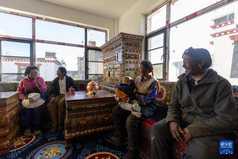 french_renmin's tweet image. #Xizang : au pied du #Qomolangma, les sinistrés s’installent dans leurs nouveaux foyers.
Dans le comté de Dingri, plus de 22 000 maisons reconstruites et 10 500 rénovées après le séisme sont désormais prêtes, permettant aux habitants d’affronter l’hiver au chaud.