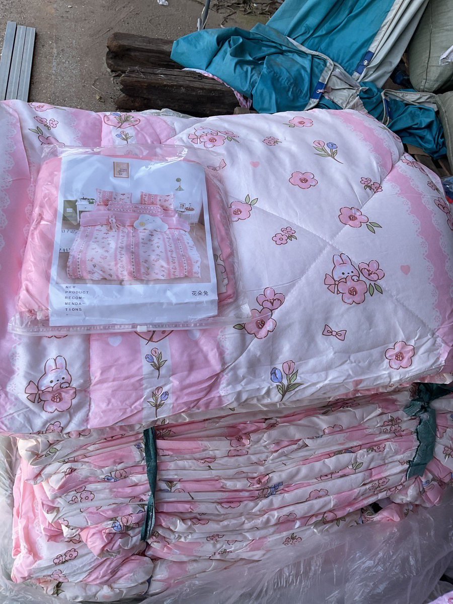 Luppuishop's tweet image. น้ำท่วมที่หาดใหญ่ของบ้านป้าเสียหายหมด ชุดเครื่องนอนตอนนี้ไม่มีใช้ พ่อค้าเลยจะส่งพวกเครื่องนอนไปให้ และส่งเผื่อไปให้ป้าแจกจ่ายบ้านอื่นๆด้วย อาจซัพพอร์ทไม่ได้เยอะแต่ก็อยากช่วย ลูกค้าร้านพ่อค้าคนไหนอยากช่วย สามารถสั่งเป็นชุดได้ พ่อค้าจะรวบรวมและส่งไปให้ แบบคละลายและขนาด 5-6 ฟุตไป 💕