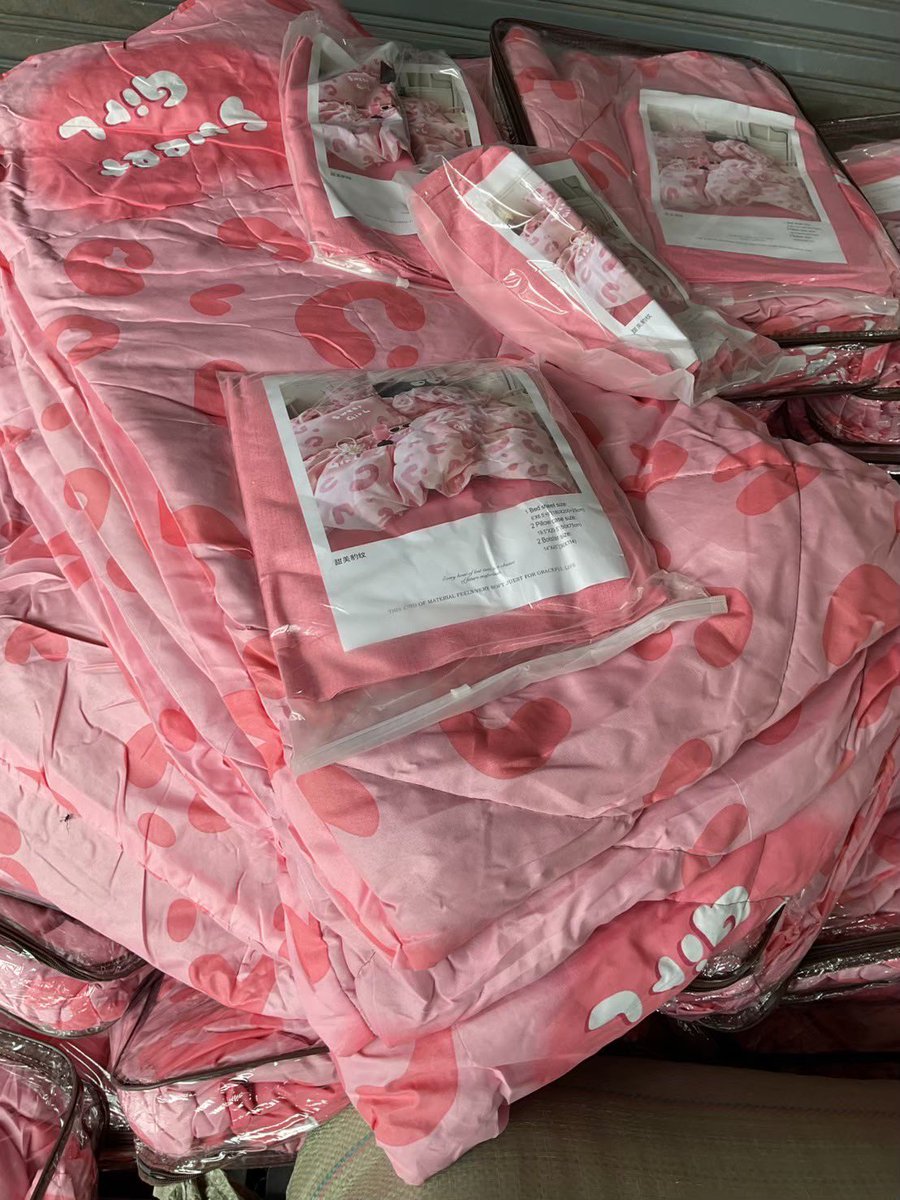 Luppuishop's tweet image. น้ำท่วมที่หาดใหญ่ของบ้านป้าเสียหายหมด ชุดเครื่องนอนตอนนี้ไม่มีใช้ พ่อค้าเลยจะส่งพวกเครื่องนอนไปให้ และส่งเผื่อไปให้ป้าแจกจ่ายบ้านอื่นๆด้วย อาจซัพพอร์ทไม่ได้เยอะแต่ก็อยากช่วย ลูกค้าร้านพ่อค้าคนไหนอยากช่วย สามารถสั่งเป็นชุดได้ พ่อค้าจะรวบรวมและส่งไปให้ แบบคละลายและขนาด 5-6 ฟุตไป 💕