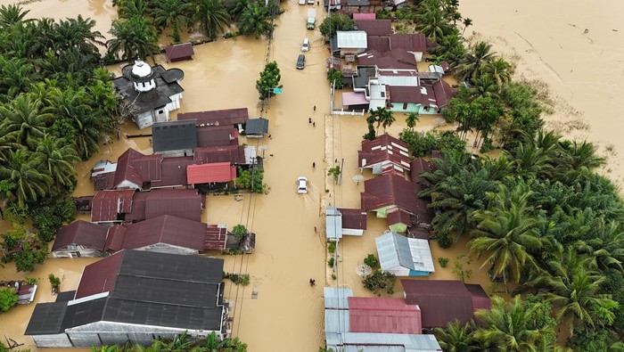 IndoPopBase's tweet image. Aceh and North Sumatra have now declared a disaster emergency following floods and landslides that left 79 people dead and 115 missing.