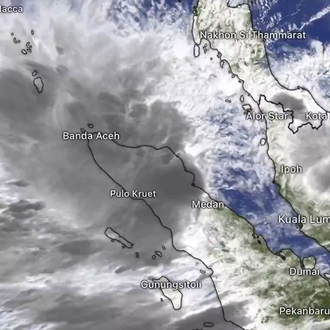 IndoPopBase's tweet image. Aceh and North Sumatra have now declared a disaster emergency following floods and landslides that left 79 people dead and 115 missing.