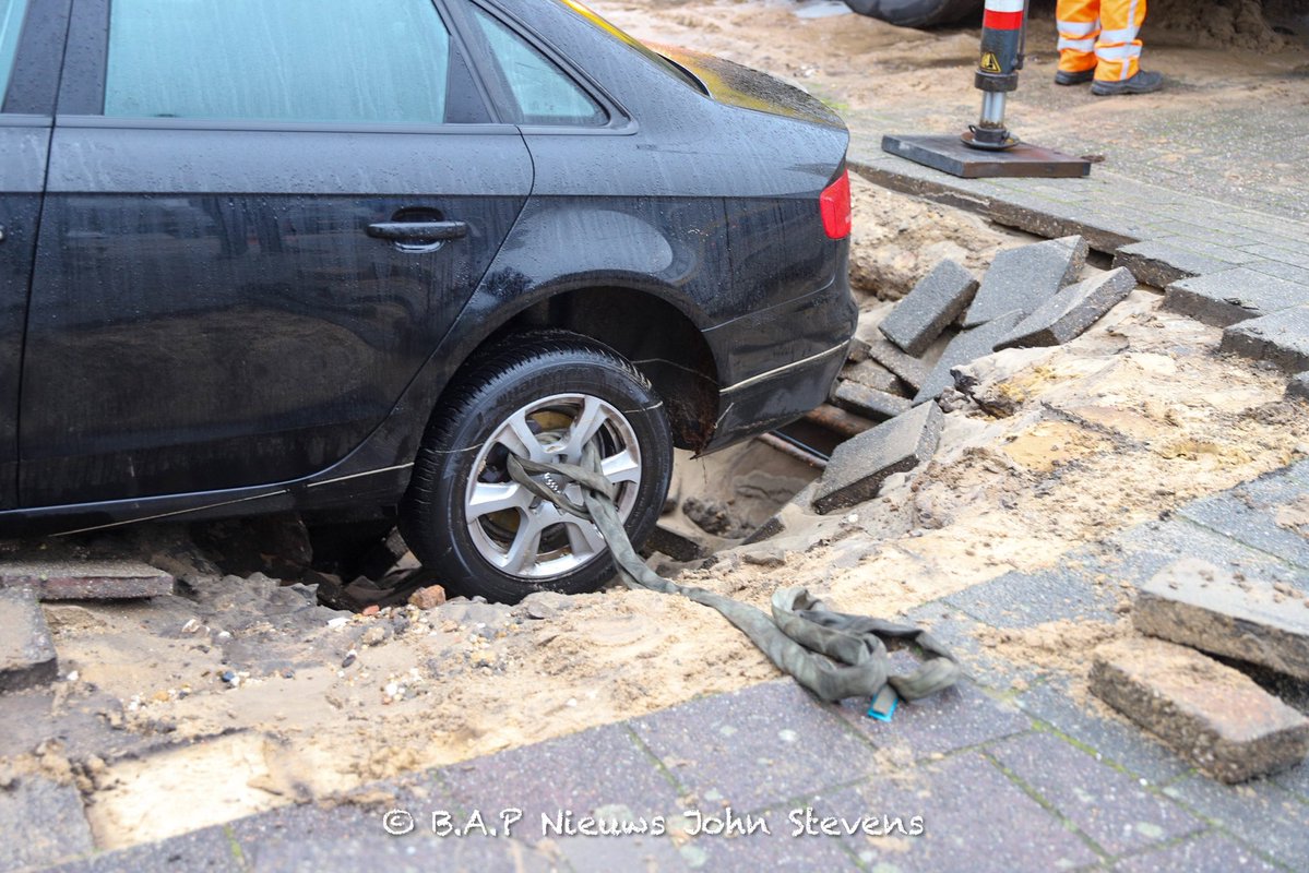 Auto zakt in zinkhole op Laan Van Orden