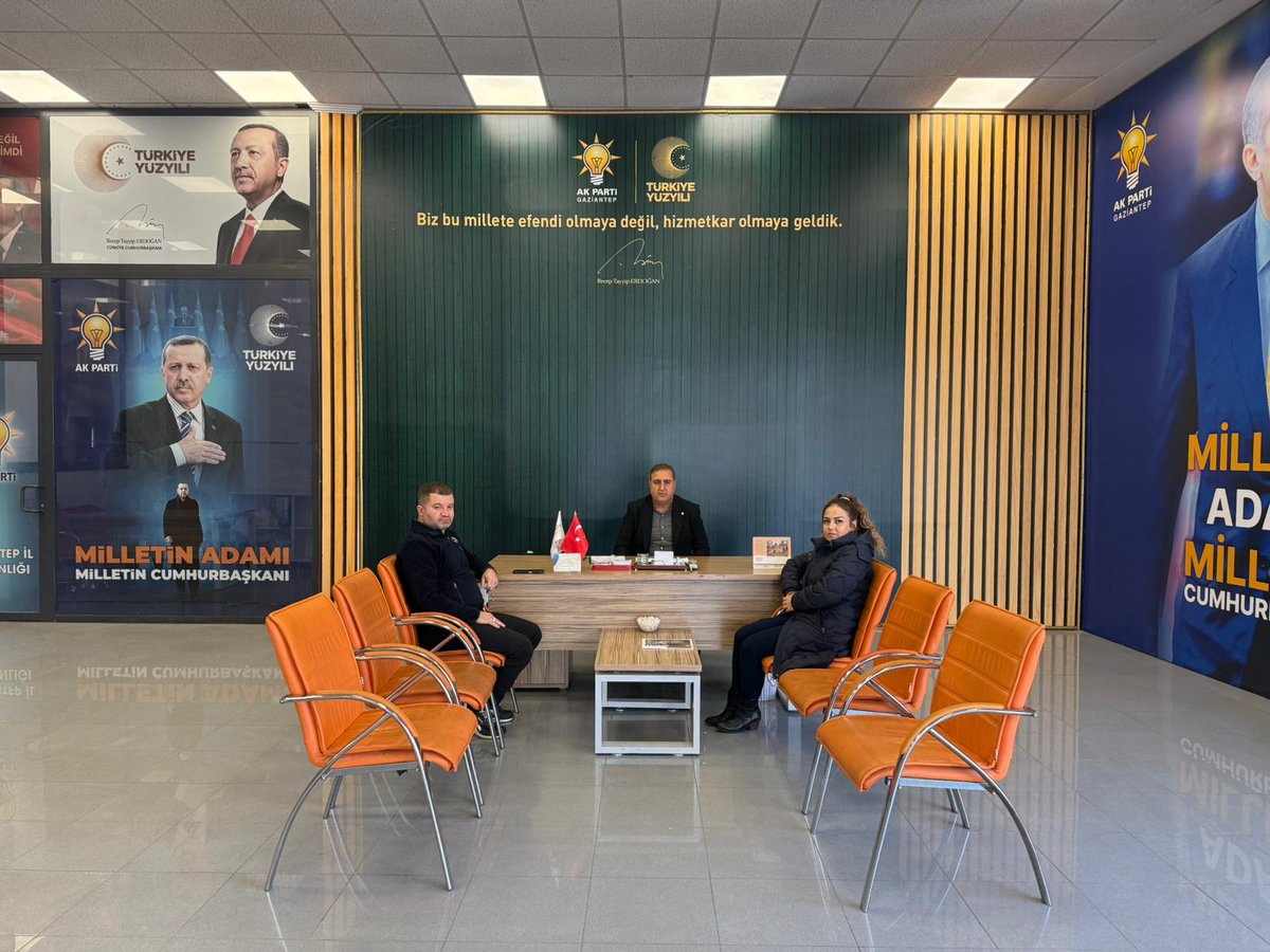 Kapımız her daim açık, çayımız kahvemiz hazır! 

Gaziantep’imizin güzel insanları, sizleri AK Parti Gaziantep İl Başkanlığımızda ağırlamaktan mutluluk duyarız. Sohbet edelim, fikirlerinizi dinleyelim, Gaziantep’imiz için birlikte düşünelim. 

  Bugün sizleri karşılayacak yol