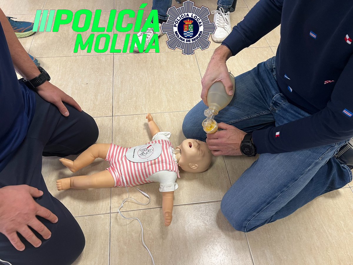 MolinaPolicia's tweet image. Nuestros agentes se forman continuamente en el uso del #desfibrilador externo automático, técnicas de reanimación cardiopulmonar #RCP y uso de la maniobra de #Heimlich.