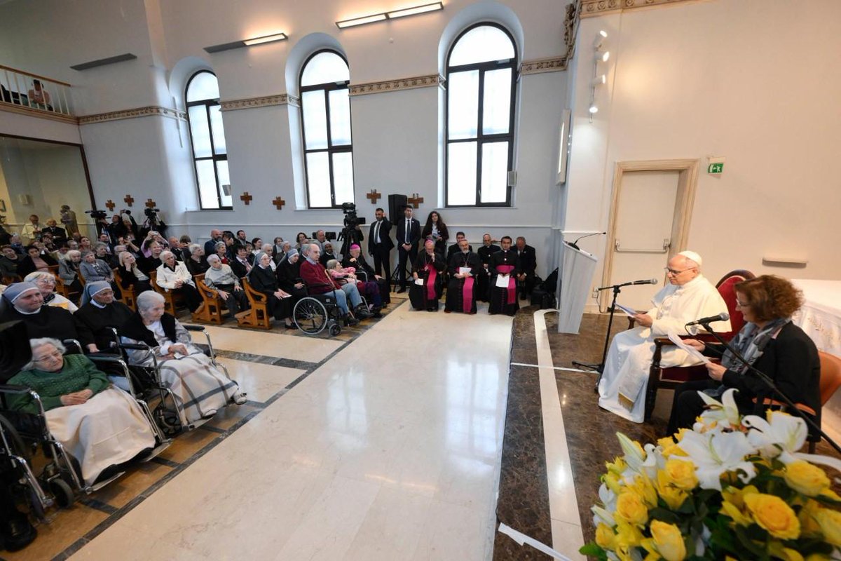 vaticannews_it's tweet photo. #PapaLeoneXIV incontra le sei Piccole Sorelle dei Poveri di #Istanbul, che ogni giorno si prendono cura di anziani affetti da patologie, non autosufficienti, abbandonati o lasciati alle cure dalle famiglie che, per mancanza di tempo o di mezzi, non riescono ad occuparsene https://t.co/rLcV10N0AF