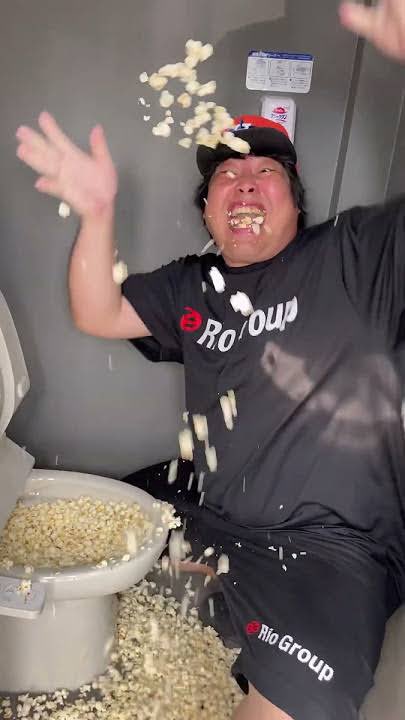 AdaWooong's tweet image. 【拡散希望】
またヤバい地球人が現れました。
便器って､トイレする時に使うものです。
便器で食べないで下さい。
引き続きフォロー拡散で応援よろしくお願いします。