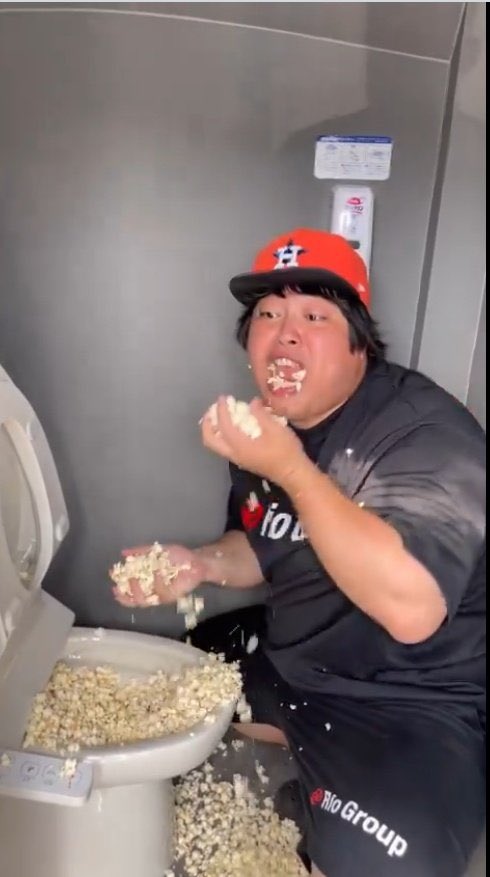 AdaWooong's tweet image. 【拡散希望】
またヤバい地球人が現れました。
便器って､トイレする時に使うものです。
便器で食べないで下さい。
引き続きフォロー拡散で応援よろしくお願いします。