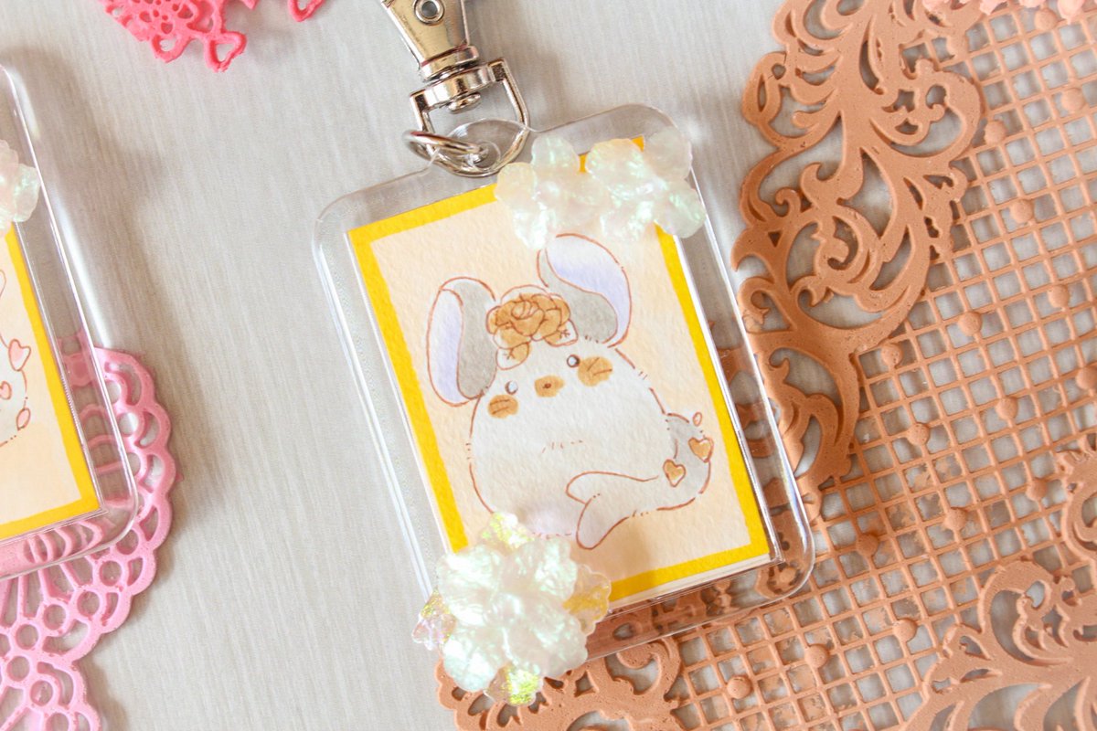 kobahandmade's tweet image. #お花でつむぐ物語

C-5 きょうりゅうさん
C-7 ココアねじゅ原画キーホルダー 
C-8 いちごミルクねじゅ原画キーホルダー 
💐通販掲載リストより💐

こちらの3点となっております💡

《通販は期間限定です》
11/29（土）15：00〜
12/1 （月）  18：30まで