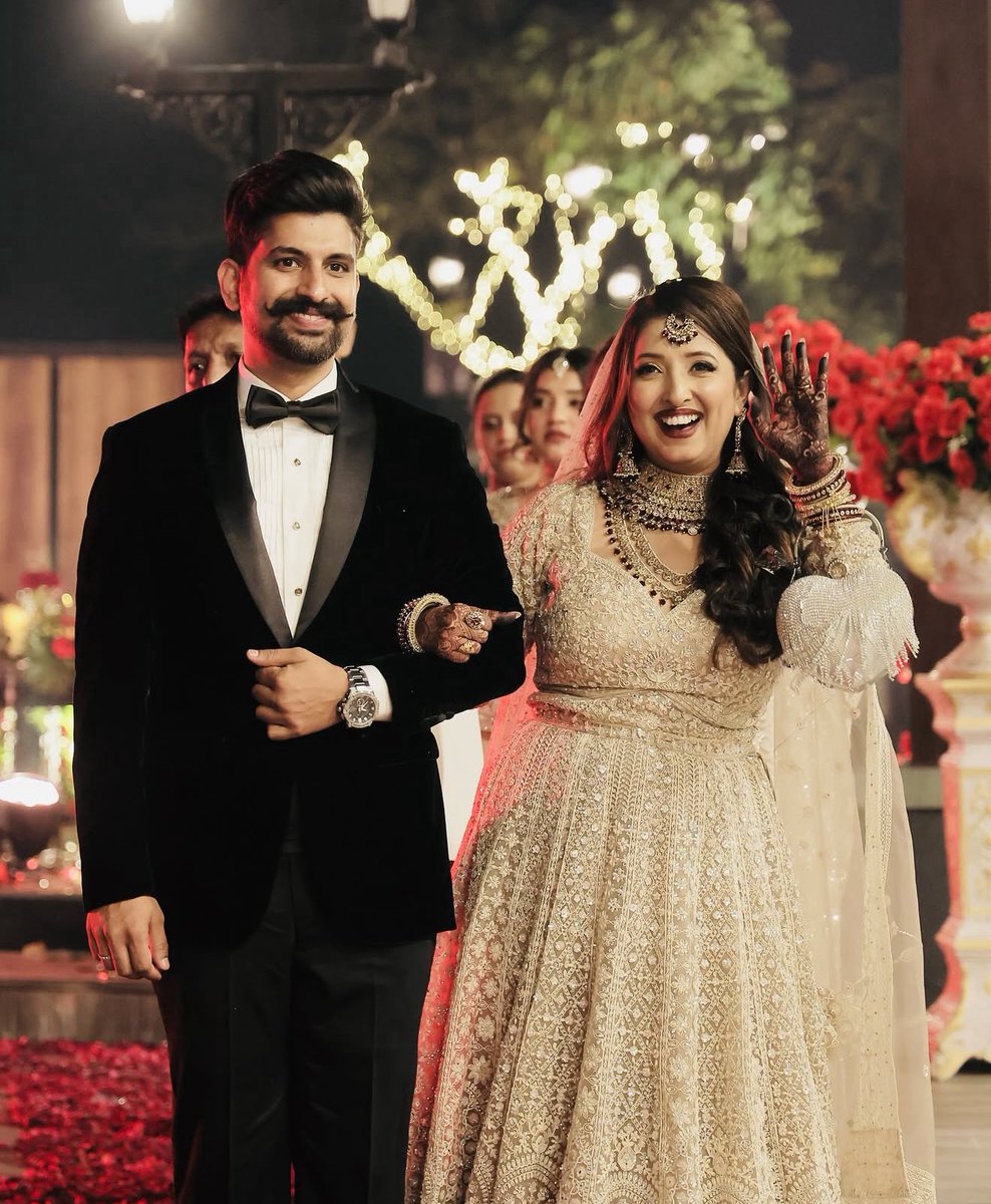 Young smiling stewardess showing thumbs up. Traveling, Air travel, airlines  concept, flat design, cartoon style. Vector illustration. Air hostess in  airline uniform. 42335789 Vector Art at Vecteezy, image size:988x1200